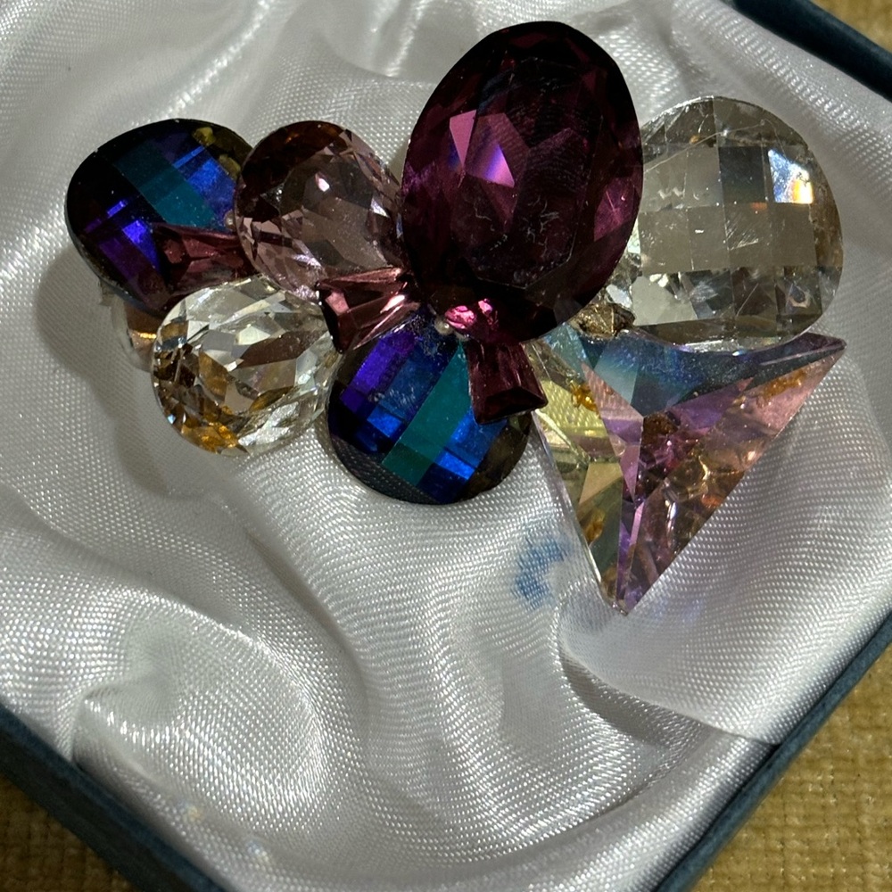 Wendy Gell Swarovski brooch